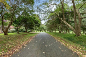 Cosy Golf Course Retreat in Tamborine Mountain with Wifi & Aircon